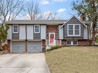 409 NE Colonial Ct, Lees Summit, MO 64064