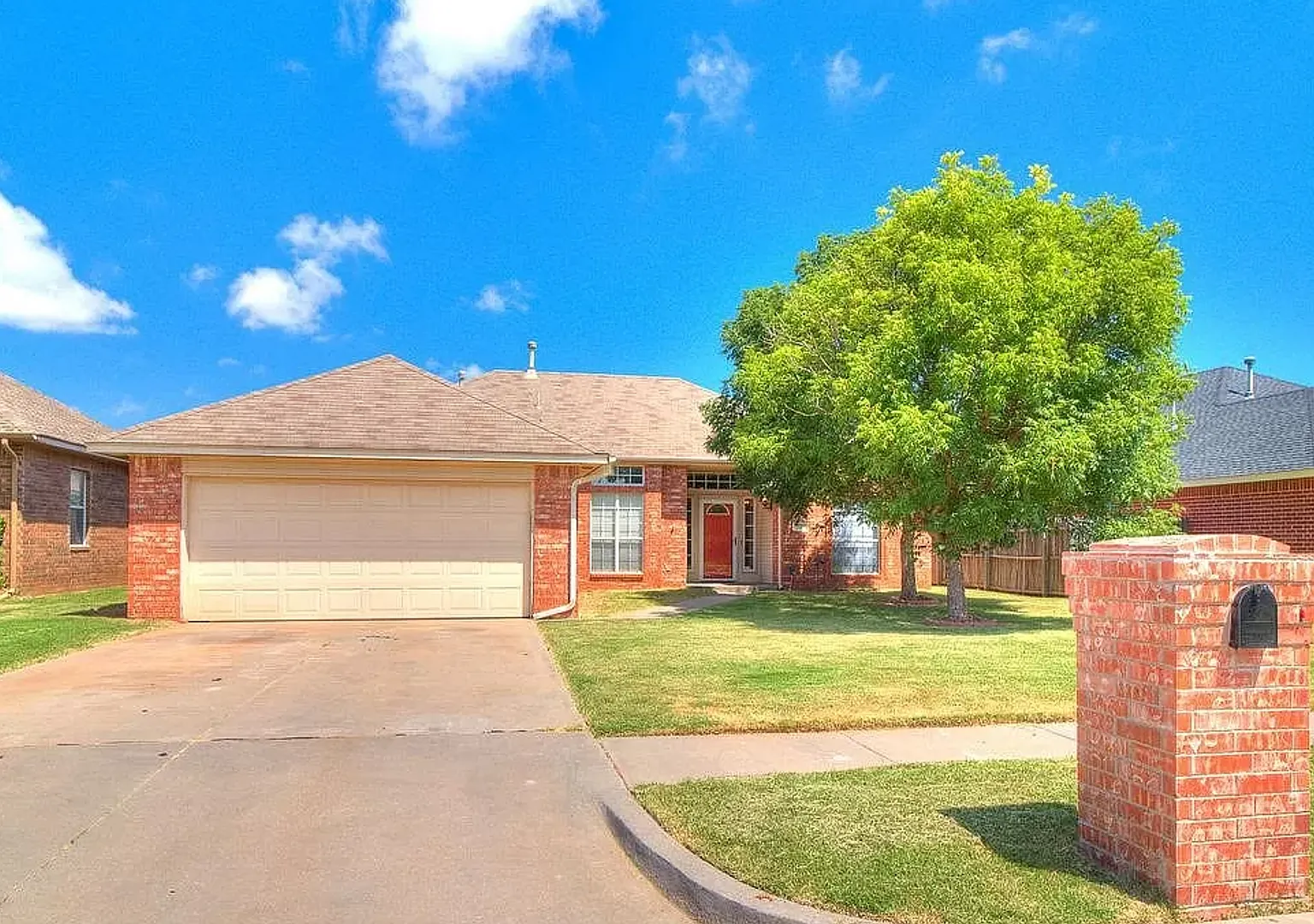 Spacious 3BD/2BTH In Yukon — Photo 1