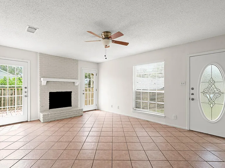 1404 Valleyridge Cir #B — Photo 1