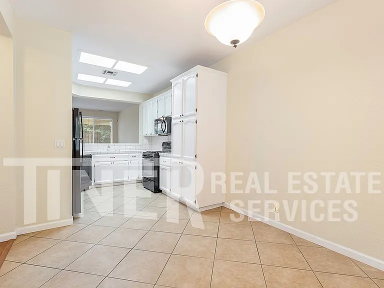 149 Canberra Ct — Photo 10