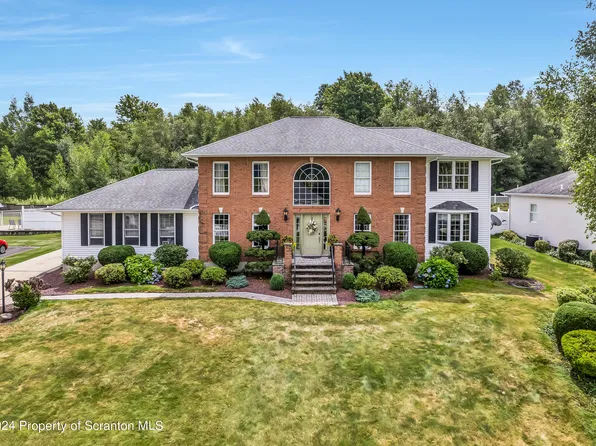 810 Laurel Dr, Mayfield, PA 18433