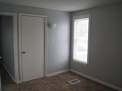 3rd image of 713 Elm St