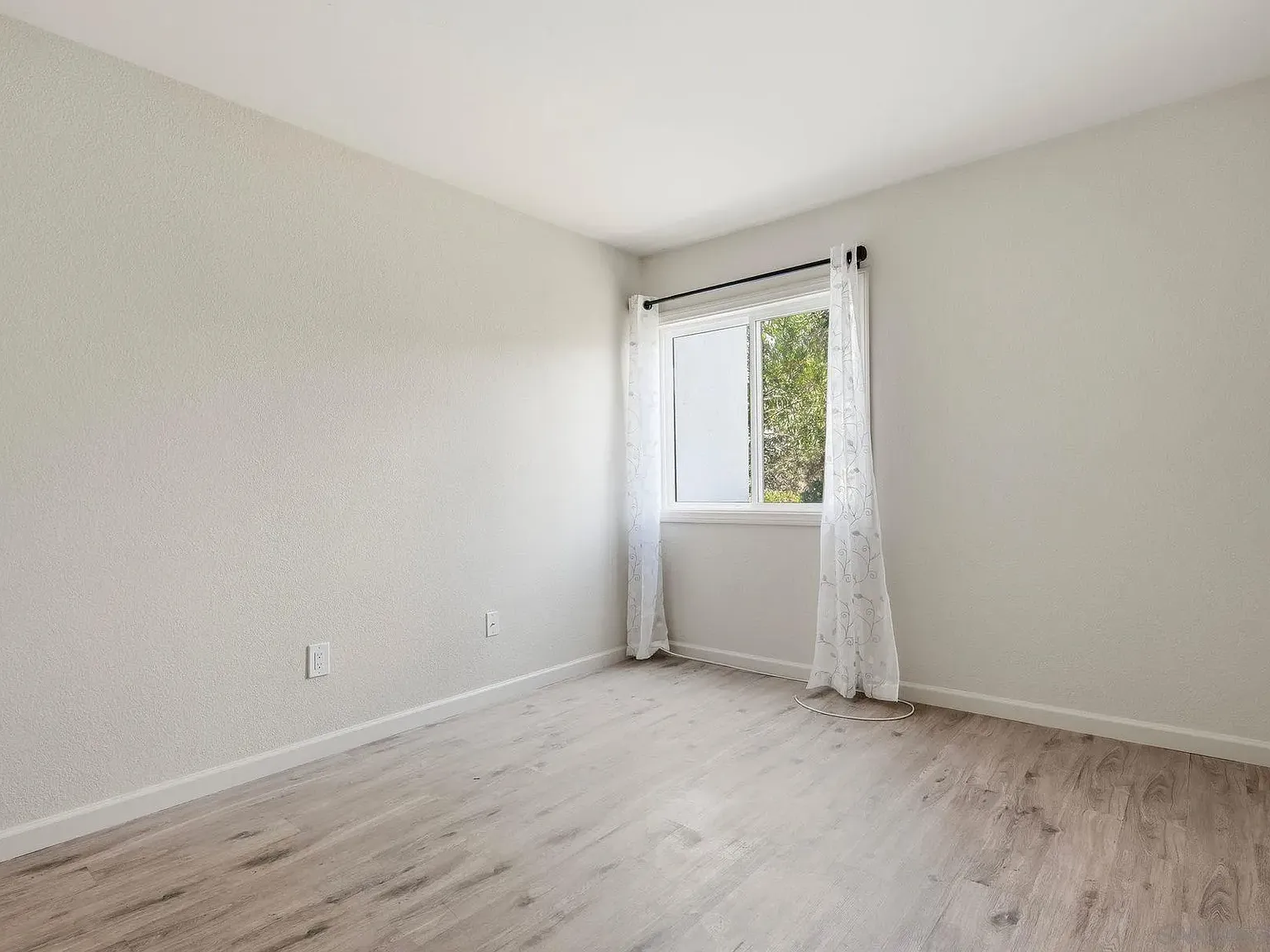 2 bed, 2.0 bath, 878 sqft, $2,700 — Photo 3