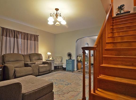 3rd image of 739 Young St