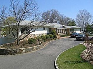 4 Shelter Bay Dr, Great Neck, NY 11024