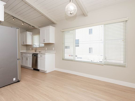 4th image of 3911 Wade St #9