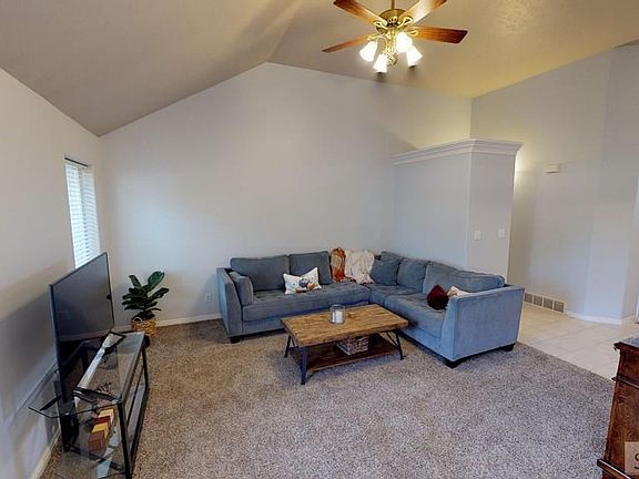 3rd image of 595 Hickory Pl