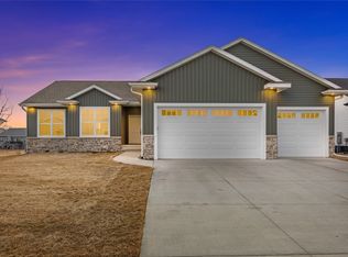 1297 Hickory Ridge Dr, Marion, IA 52302