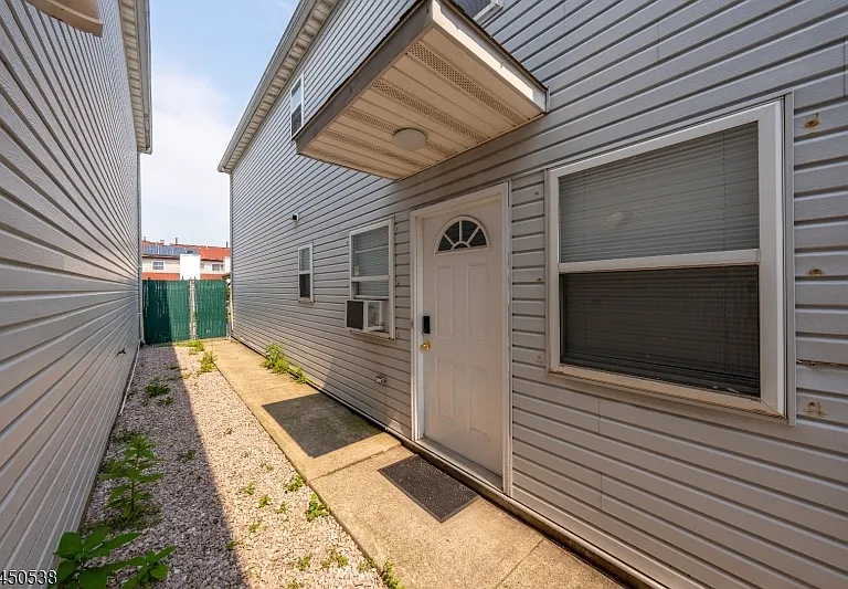 133 Port Ave — Photo 20