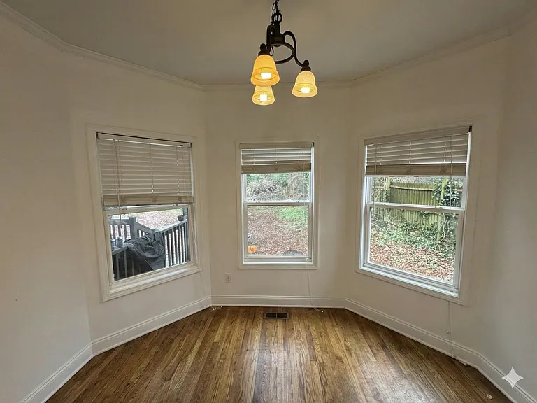 1433 E Broad St — Photo 3