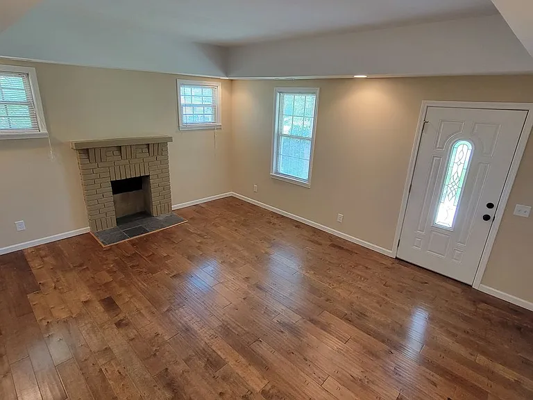250 E Main St — Photo 4