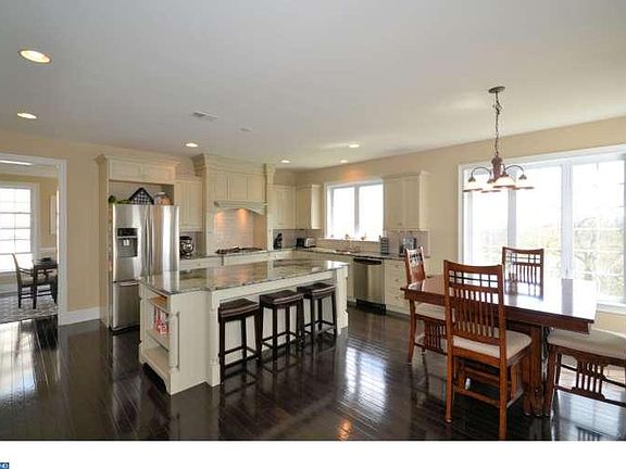 3rd image of 106 Verdant Dr