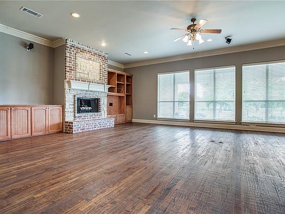 3rd image of 2921 Oak Point Dr