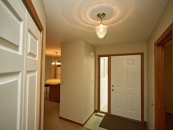 3rd image of 1084 Linda Dr