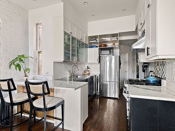 4th image of 654 Carroll St APT 4L