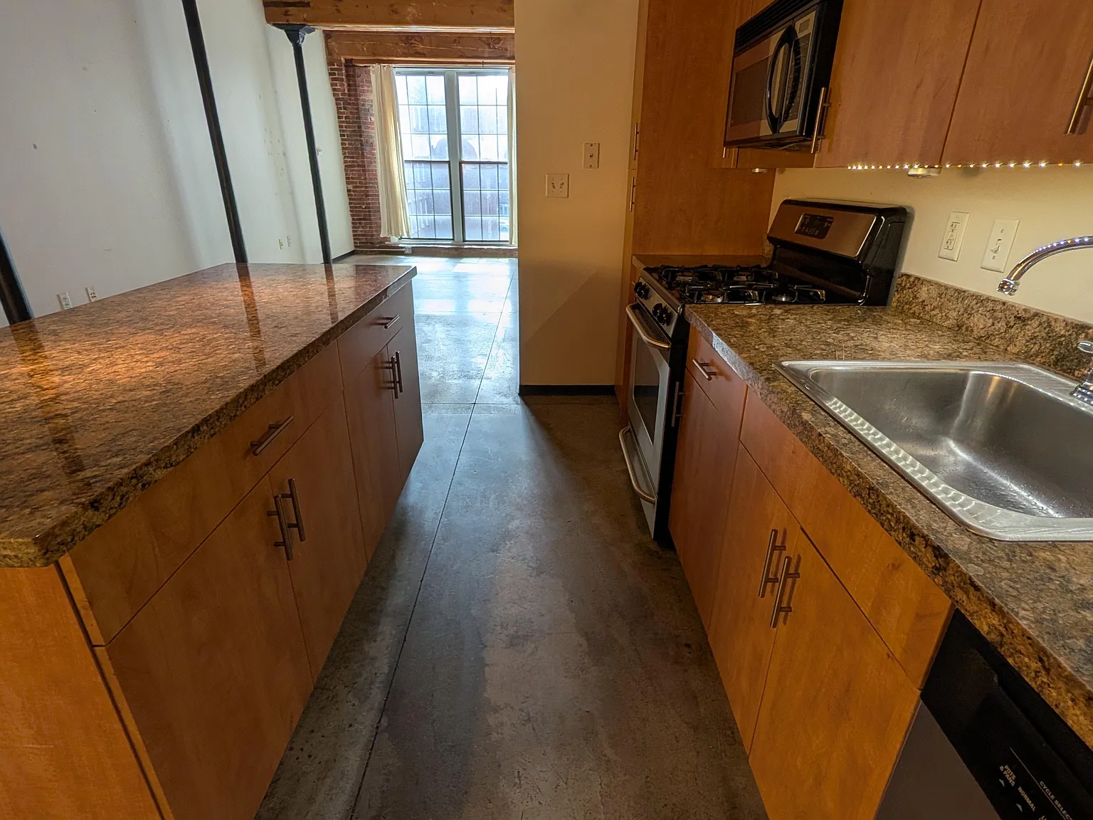 Studio, 657 sqft, $1,800 — Photo 3