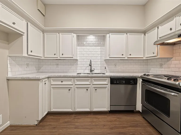 2413 Potomac Dr #D — Photo 11