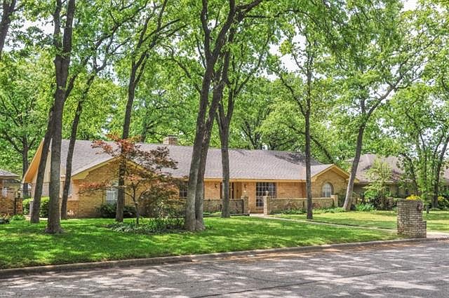 1st image of 2418 Lakeside Dr