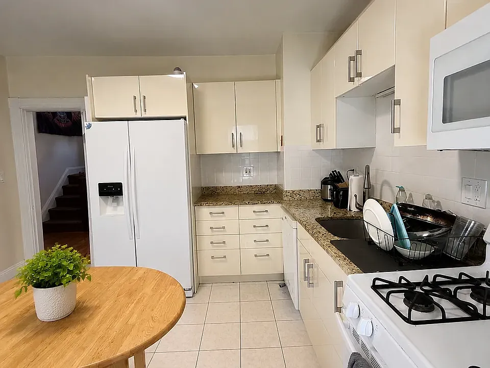 4 bed, $1,200 — Photo 1