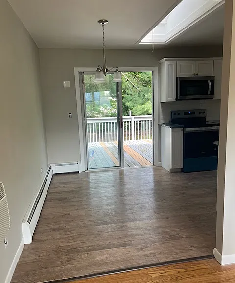 Eating area flowing to deck