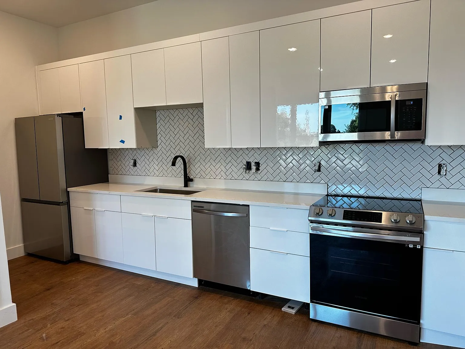 1 bed, 1.5 bath, 1107 sqft, $1,650 — Photo 3