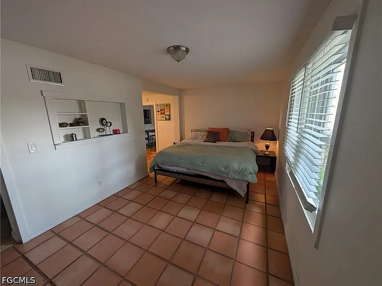 1637 Woodford Ave — Photo 8