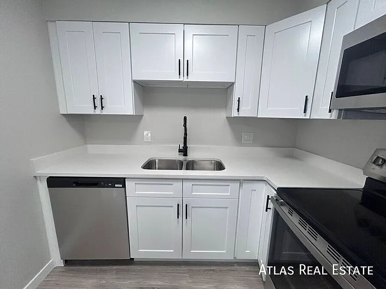 551 S Fairfax Street — Photo 13