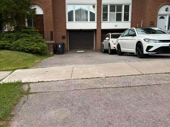 18 Lynch Rd, Toronto, ON M2J 2V5