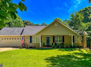 570 New Hope Ln, Cornelia, GA 30531