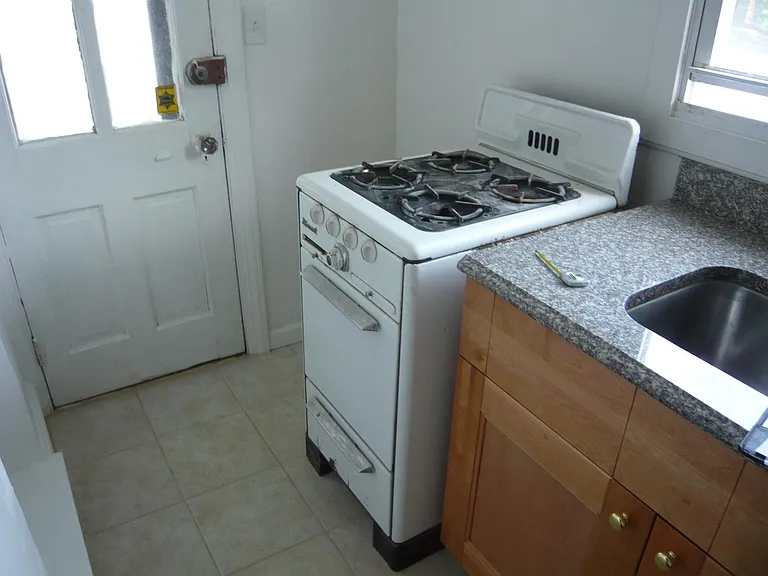 324 E 33rd St — Photo 12