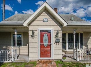 35 Wood Ln, Levittown, NY 11756
