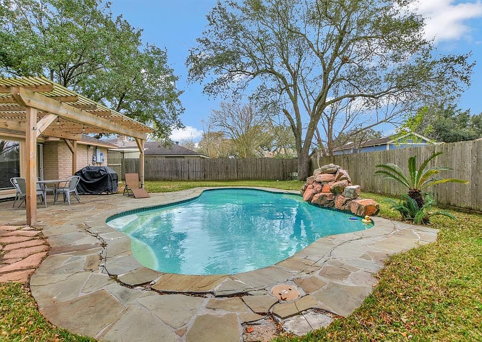 1st image of 814 Camelot Ln