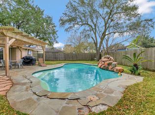 814 Camelot Ln, Friendswood, TX 77546