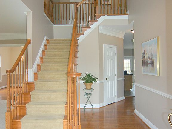 2 Story Foyer w/Hardwoods