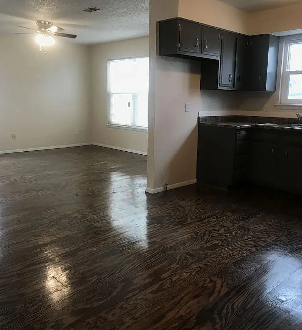 Leasing — Photo 2