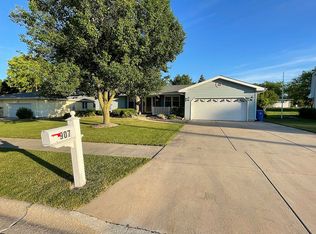 907 Mohawk Dr, Crown Point, IN 46307