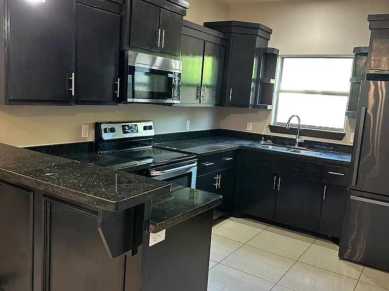 537 Wildrose Ln #B — Photo 5