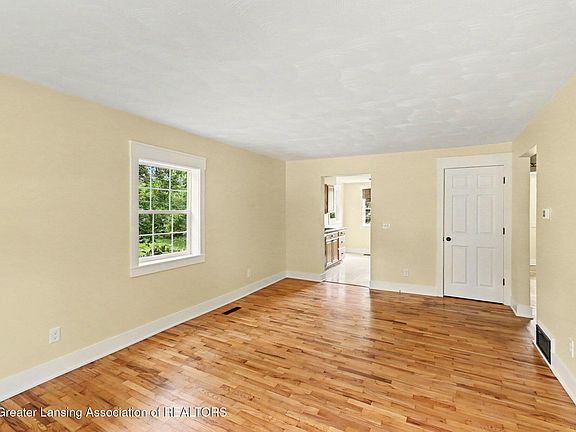 3rd image of 2537 Beryl St