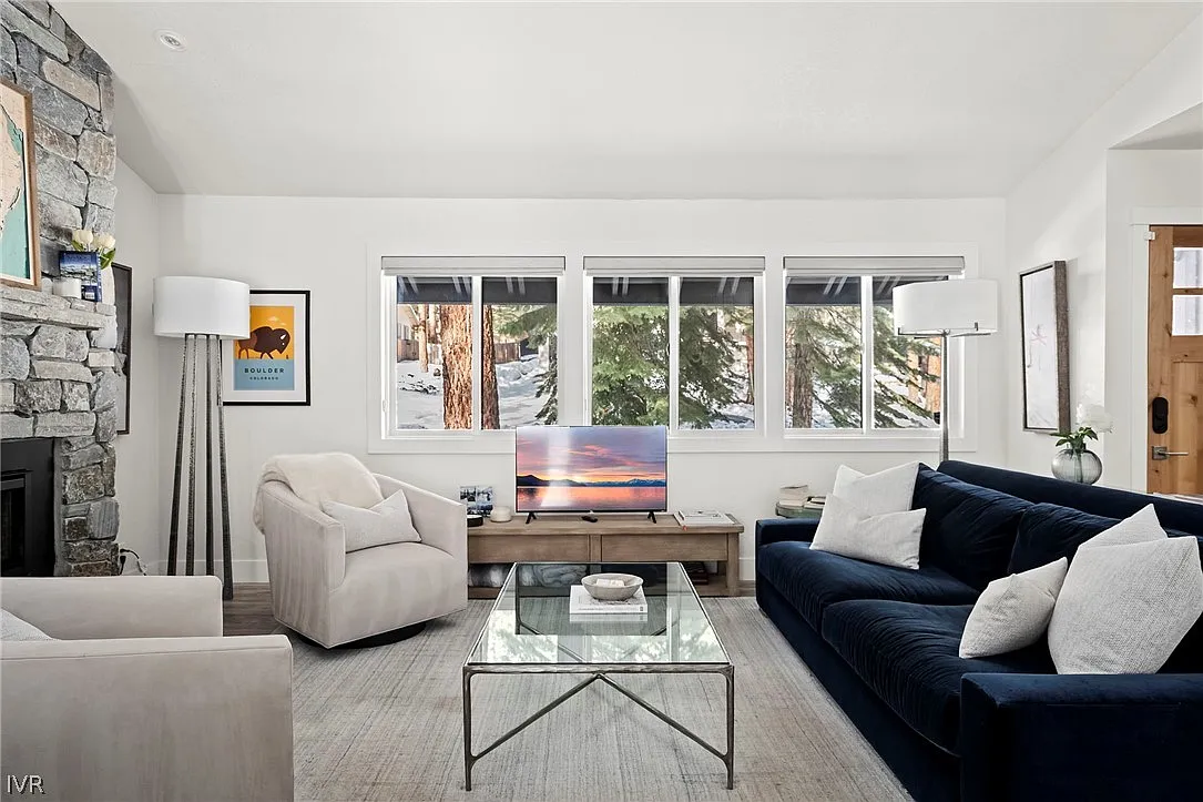 4 bed, 2.0 bath, 2400 sqft, $5,000 — Photo 4