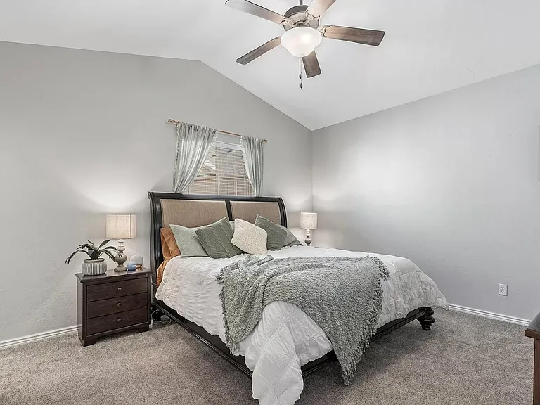 568 S 360 East Cir — Photo 16