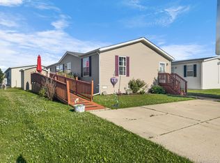 25840 Hanover Dr, Brownstown, MI 48134