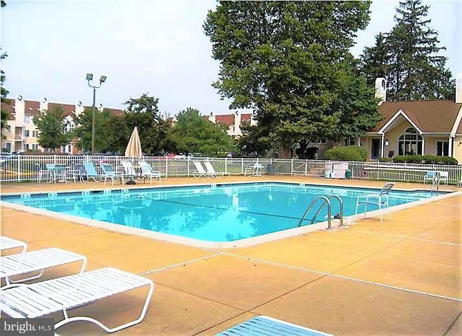 Crestwood 2 bed Condo Available September 1 — Photo 3