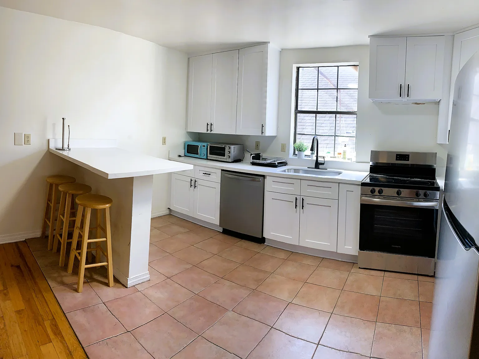 3 bed, $2,100 — Photo 3