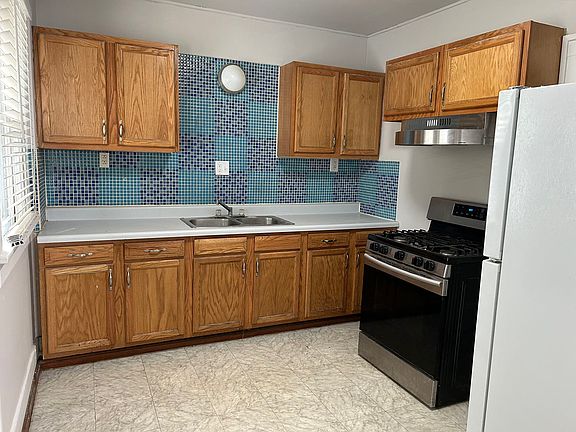 3rd image of 1011 Maple Row