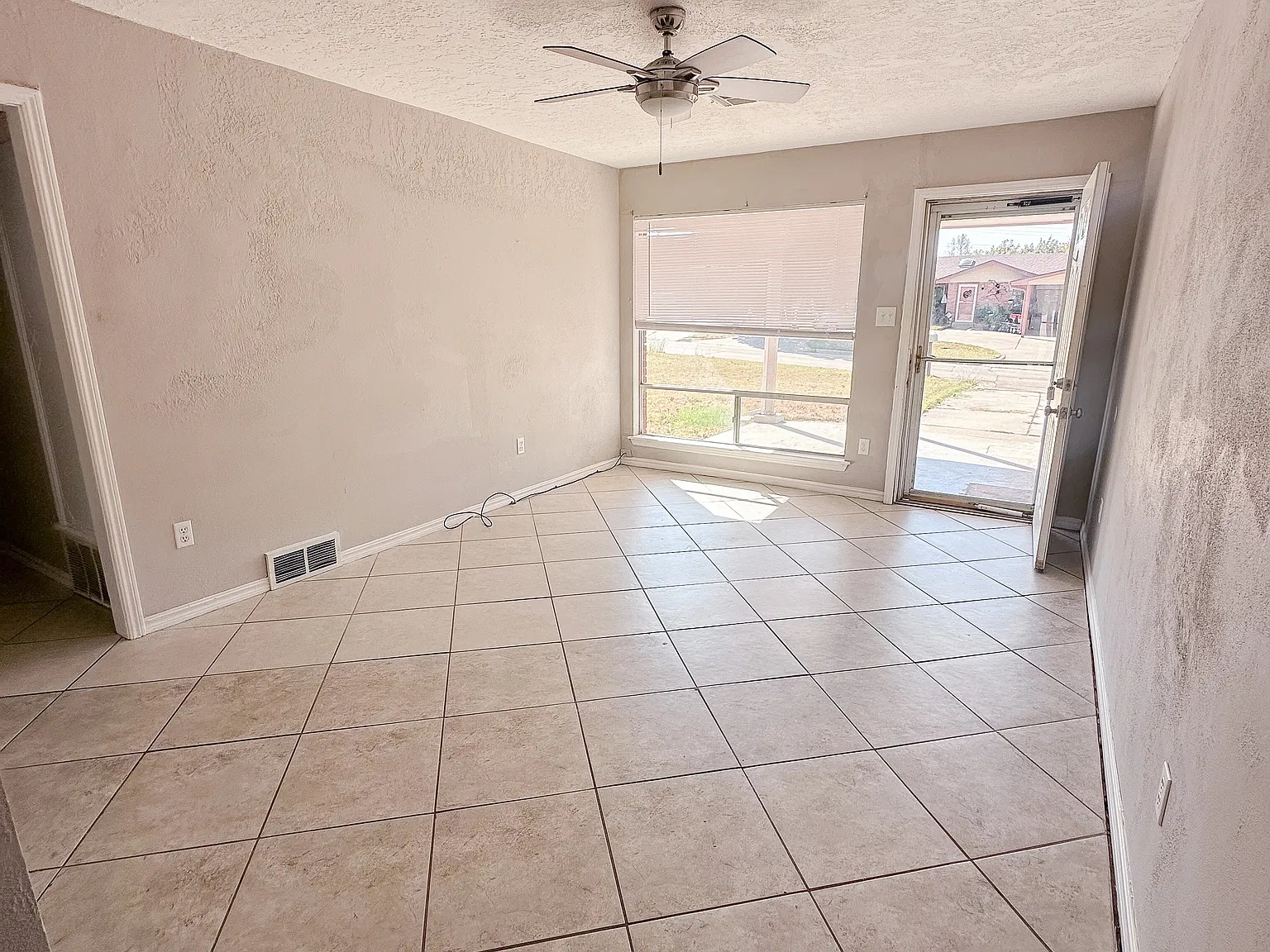 3 bed, 1.5 bath, 1000 sqft, $1,150 — Photo 2