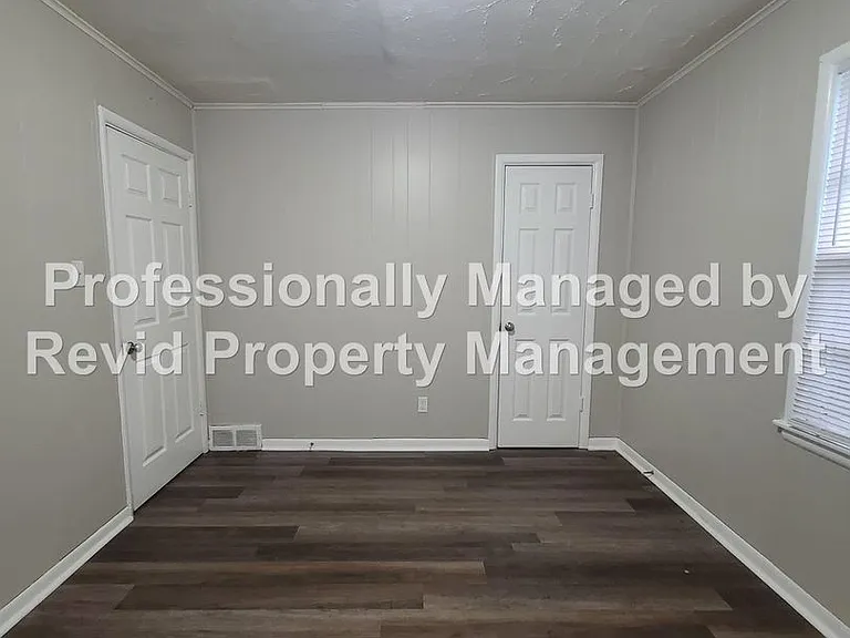 744 Lester St — Photo 14