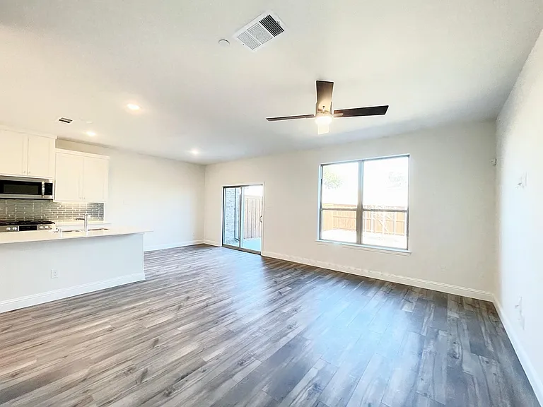 1028 Emil Pl — Photo 4