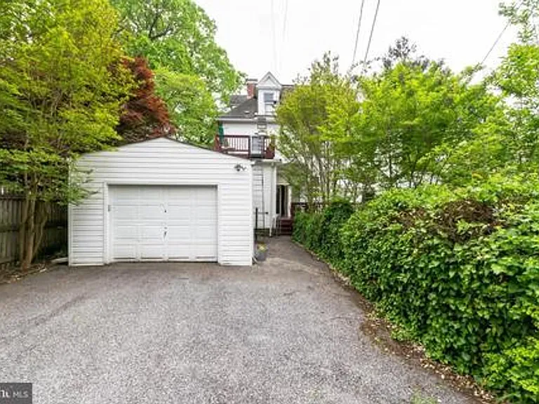 720 Gladstone Ave — Photo 2
