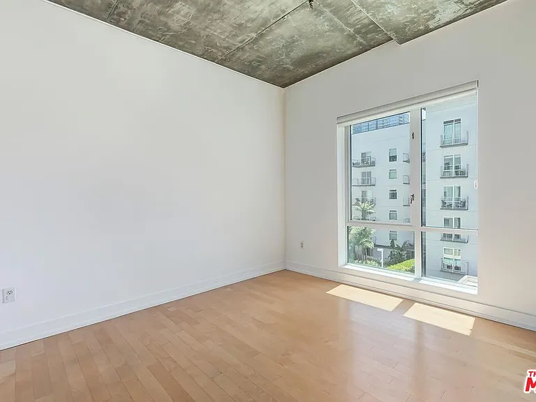 645 W 9th St #500 — Photo 16