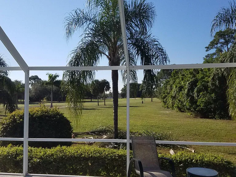 1022 SW 18th Ter — Photo 3